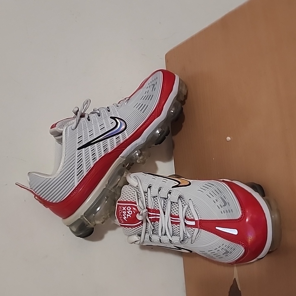 NIKE AIR VAPORMAX 360 SIZE 10 VAST GREY/WHITE-PARTICLE GREY AND RED.